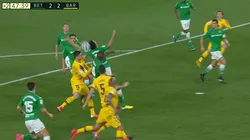 Era falta de Lenglet dentro del área, terminó en gol de Busquets y el VAR nunca apareció