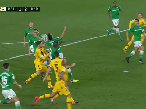 Era falta de Lenglet dentro del área, terminó en gol de Busquets y el VAR nunca apareció