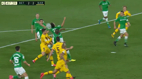 Era falta de Lenglet dentro del área, terminó en gol de Busquets y el VAR nunca apareció