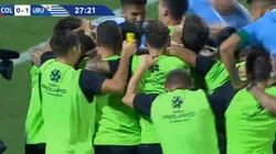 Uruguay festeja su gol contra Colombia en Bucaramanga.