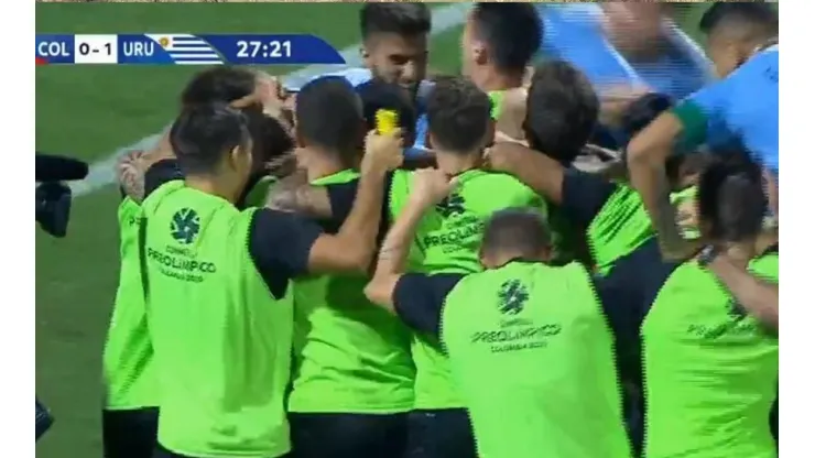 Uruguay festeja su gol contra Colombia en Bucaramanga.