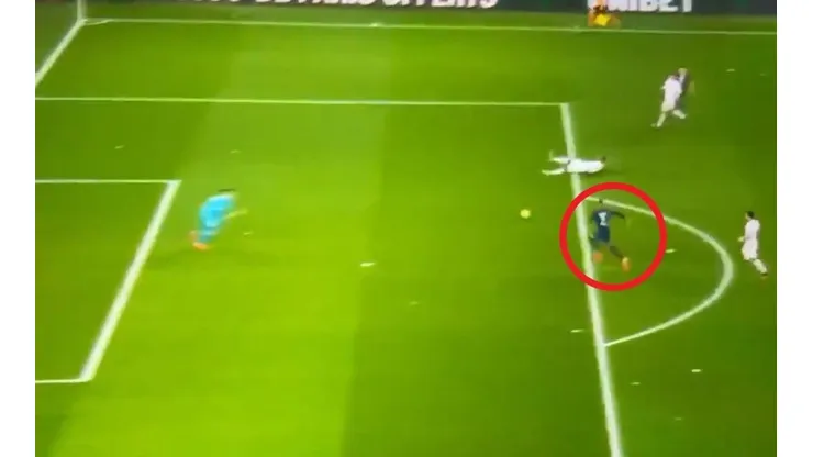 Enorme resolución de Mbappé.