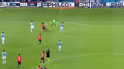 Arias la tocó con la mano fuera del área y Racing se quedó con 10