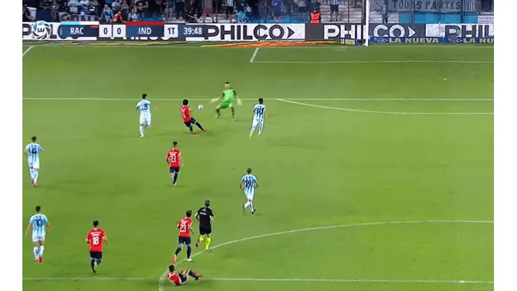 Arias la tocó con la mano fuera del área y Racing se quedó con 10