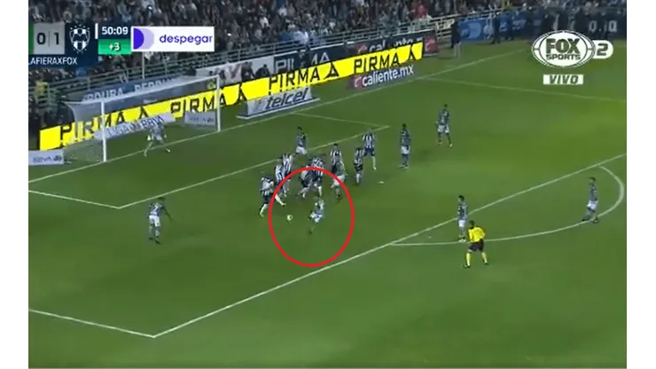 Montes salvó al silbante y empató el partido ante Monterrey