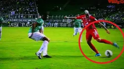 Michael Rangel se puso la pierna en el hombro y pifió el balón