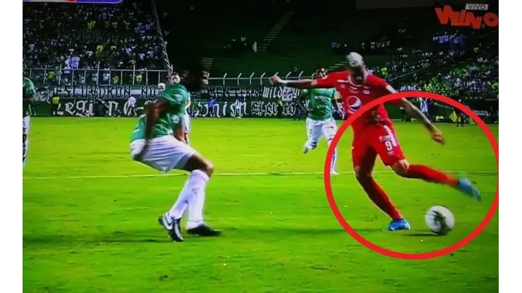 Michael Rangel se puso la pierna en el hombro y pifió el balón