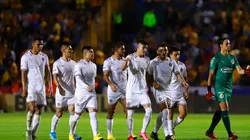 Tras un flojo primer tiempo ante Tigres, los fanáticos de Chivas estallaron contra Luis Fernando Tena