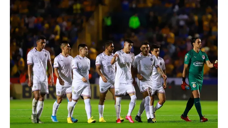 Tras un flojo primer tiempo ante Tigres, los fanáticos de Chivas estallaron contra Luis Fernando Tena
