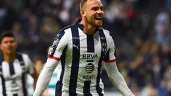 Tremendo trolleo del holandés contra el lateral derecho.