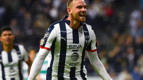 Tremendo trolleo del holandés contra el lateral derecho.