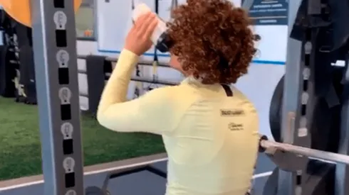 El mediocampista paraguayo lució una peluca a lo Memo Ochoa y los troleos no se hicieron esperar.