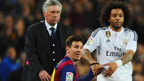 Carlo Ancelotti enfrentando a Lionel Messi.