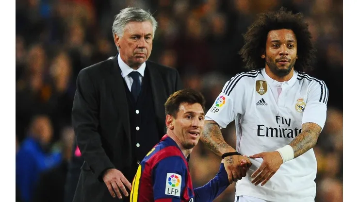 Carlo Ancelotti enfrentando a Lionel Messi.