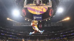LeBron James hizo la volcada del año y dejó la foto más épica de su carrera
