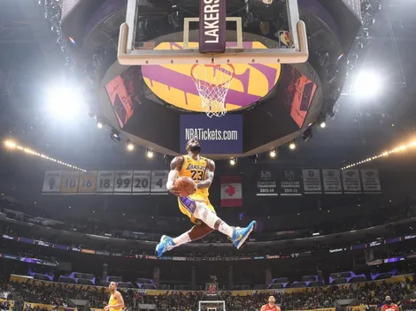 LeBron James hizo la volcada del año y dejó la foto más épica de su carrera