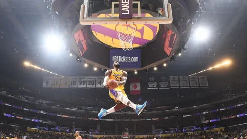 LeBron James hizo la volcada del año y dejó la foto más épica de su carrera