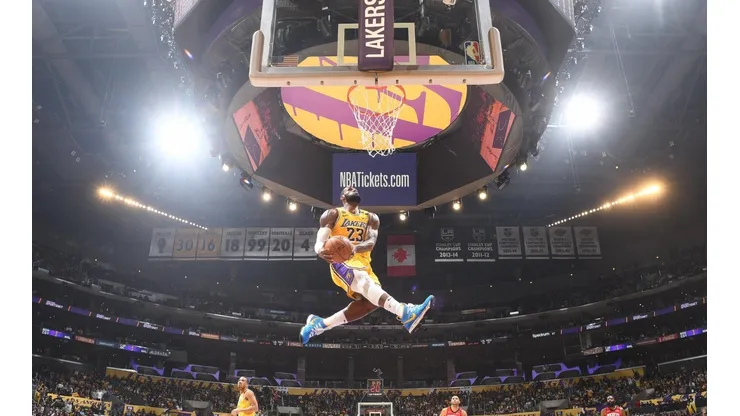 LeBron James hizo la volcada del año y dejó la foto más épica de su carrera