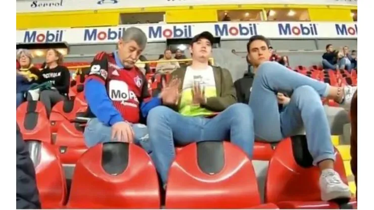 Nieto le narra el partido a su abuelo no vidente