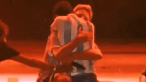 Video viral: un nene saltó al escenario para abrazar a Wos y su reacción fue hermosa