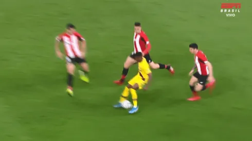 Ansu Fati estaba entre tres, salió con toque mágico y dejó a uno en el piso