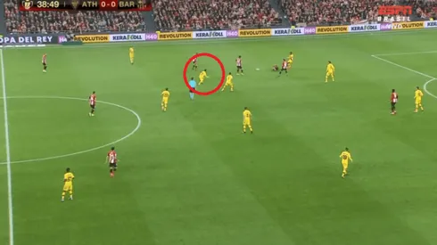 A Messi le robaron la pelota, se levantó re caliente, pegó una patada