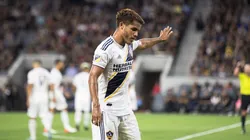 Jona Dos Santos ayudó a arreglar las gradas del estadio LA Galaxy.