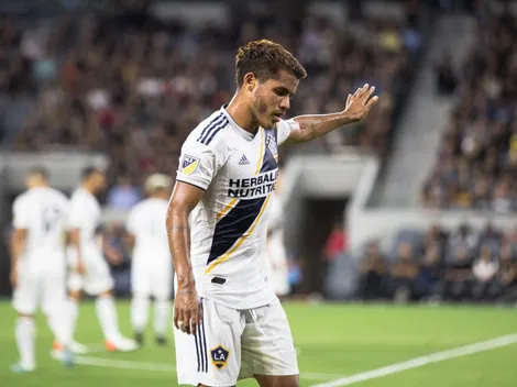 Jonathan Dos Santos y Efraín Álvarez se sumaron a reparar las gradas de LA Galaxy