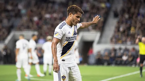 Jona Dos Santos ayudó a arreglar las gradas del estadio LA Galaxy.