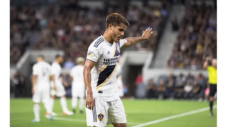 Jona Dos Santos ayudó a arreglar las gradas del estadio LA Galaxy.