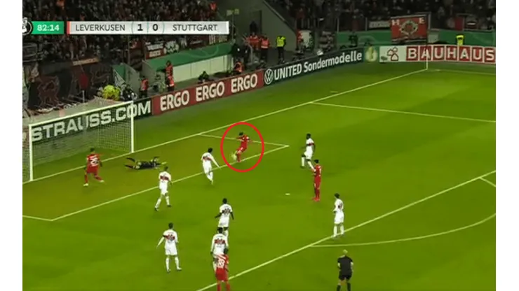 Tan feo que es lindo: el extraño gol de Alario por la Copa de Alemania