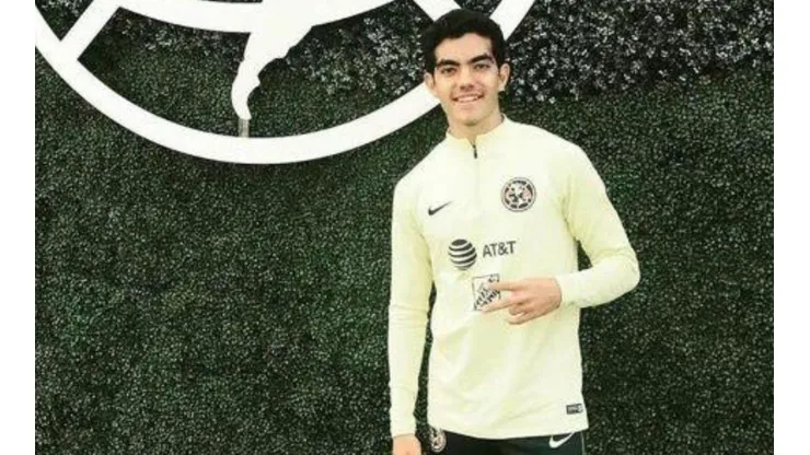 Leyva en su debut con un uniforme improvisado