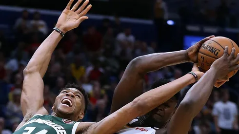 Zion Williamson y Giannis Antetokounmpo intercambian bloqueos humillantes