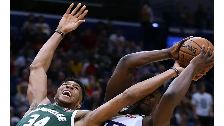 Zion Williamson y Giannis Antetokounmpo intercambian bloqueos humillantes