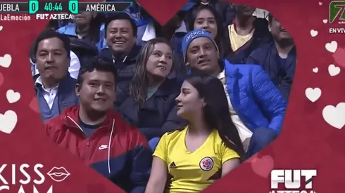 Lo enfocó la Kiss Cam y casi asfixia a su novia con un beso