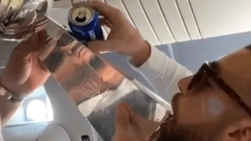 Travis Kelce celebró bebiendo cerveza directo del trofeo Vince Lombardi