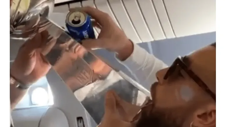 Travis Kelce celebró bebiendo cerveza directo del trofeo Vince Lombardi