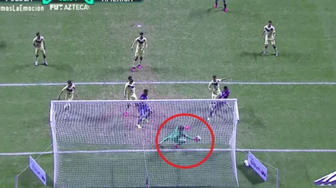 Puebla gritó gol pero Ochoa salvó el balón sobre la línea
