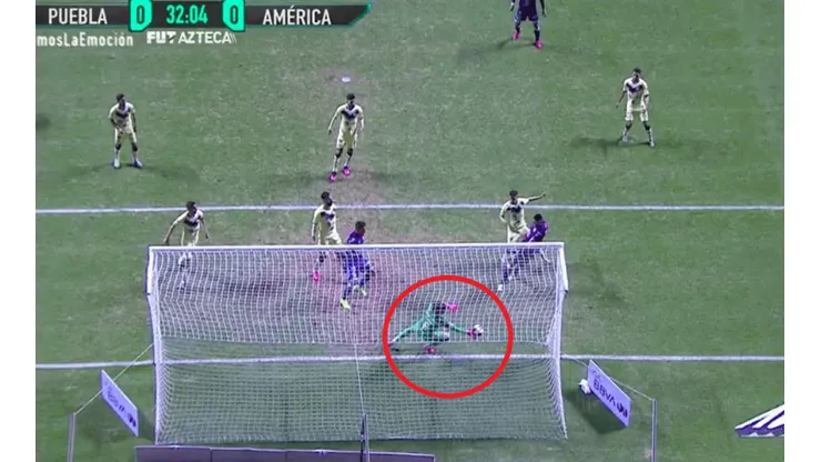 Puebla gritó gol pero Ochoa salvó el balón sobre la línea