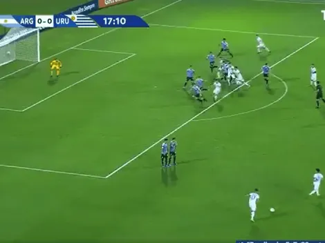 Mac Allister sorprendió al arquero de Uruguay y la embocó de tiro libre