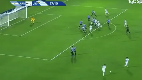 Mac Allister sorprendió al arquero de Uruguay y la embocó de tiro libre