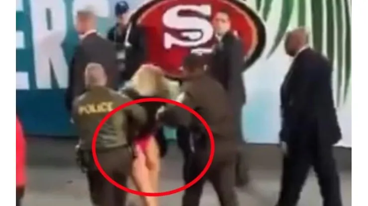 Mujer saltó al campo en pleno Super Bowl mostrando TODO y se la llevaron presa