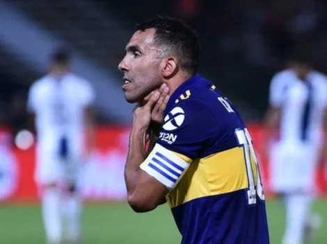 Villa todavía no aprende y Tevez le marcó la cancha