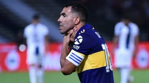 Villa todavía no aprende y Tevez le marcó la cancha