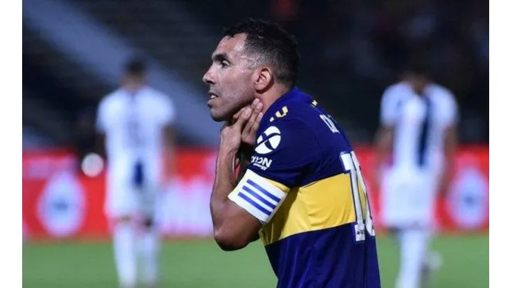 Villa todavía no aprende y Tevez le marcó la cancha