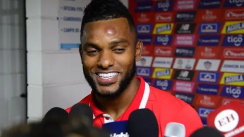 A Miguel Ángel Borja lo estrenaron en el FPC con un fuerte golpe en la cara