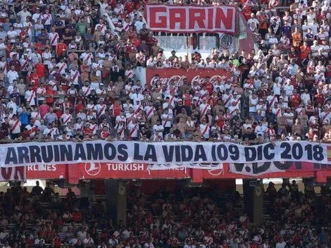 Los hinchas de River colgaron una bandera para recordar la final en Madrid contra Boca