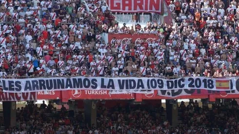 Los hinchas de River colgaron una bandera para recordar la final en Madrid contra Boca
