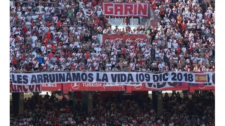 Los hinchas de River colgaron una bandera para recordar la final en Madrid contra Boca