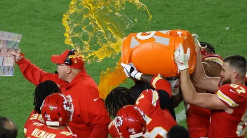 Celébralo, Andy: los Chiefs bañaron a Reid en jugo